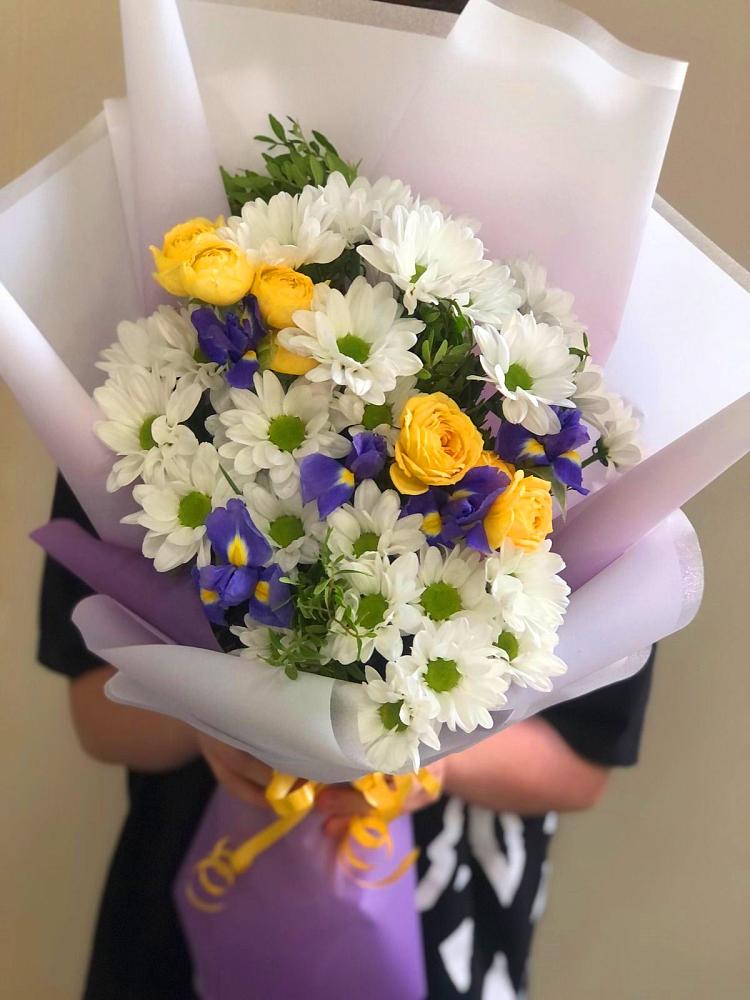 Букет цветов из: Ирисы, Хризантемы и Розы в Донской Балке