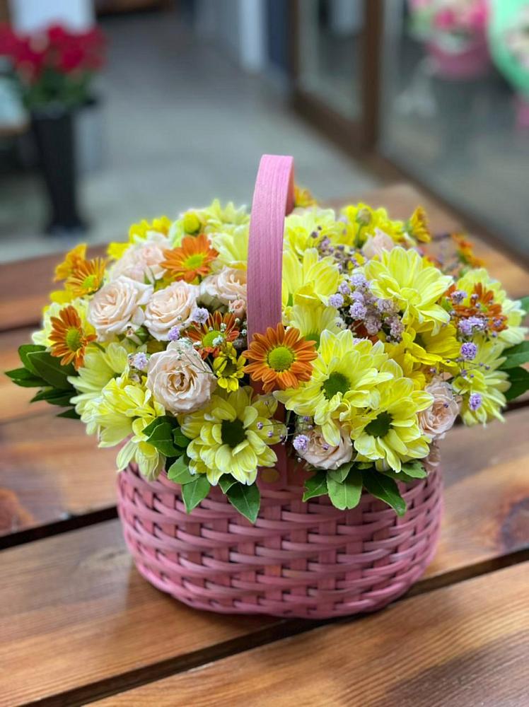 Цветочная композиция из Хризантемы и Розы в корзине в Донской Балке