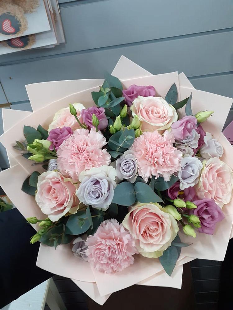 Букет цветов из: Розы, Гвоздики и Лизиантусы в Донской Балке